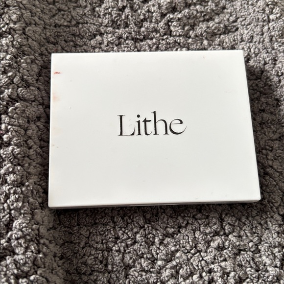 LITHE Eyeshadow Palette with Gold and Brown Shades
barely used - Picture 2 of 3